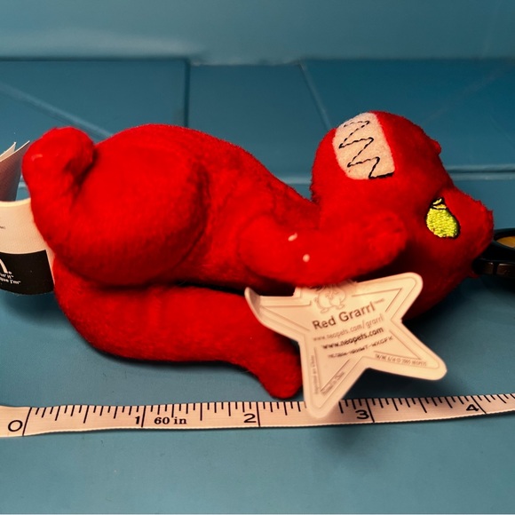 Neopets 2005 McDonald's Happy Meal Toy - Red Grarrl Plushie with Doglefox clip - Picture 6 of 6